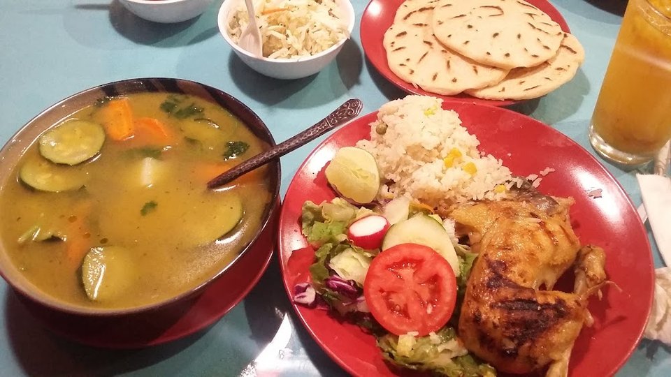 Sopa de Gallina Con Arroz Y Ensalada